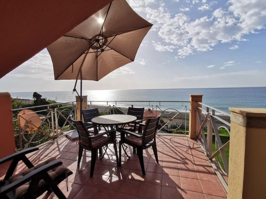Exclusive Beachfront Penthouse Almayate Alto المظهر الخارجي الصورة